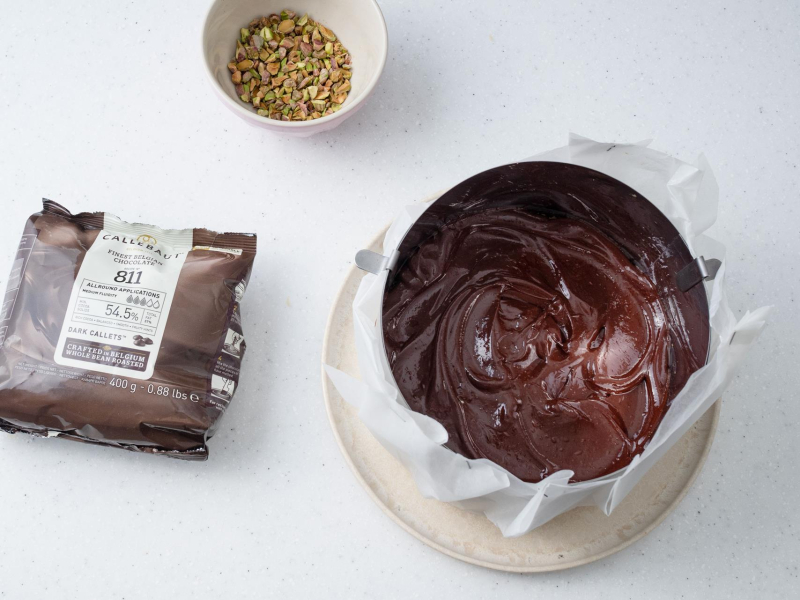 na blacie czekolada Callebaut obok ciasto czekoladowe dubajskie