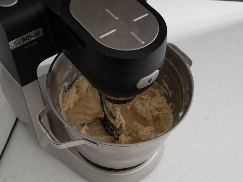 Zagniatanie ciasta na rogaliki serowe.