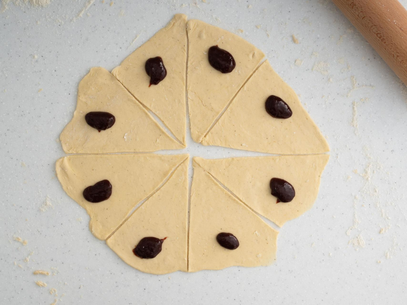 Ciasto podzielone na 8 trójkątów.