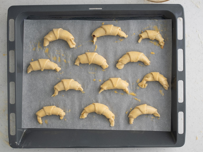 Rogaliki serowe na blasze z wyposażenia piekarnika.