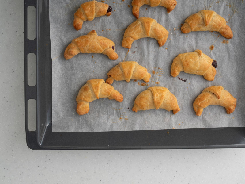 Upieczone rogaliki serowe.