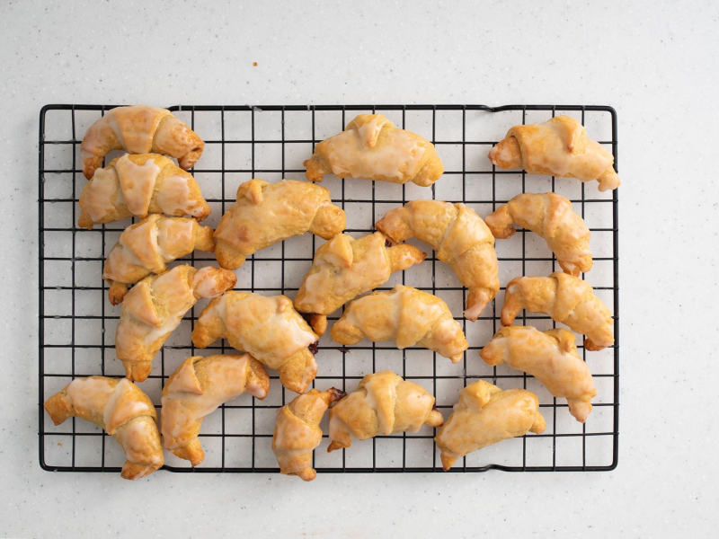 Upieczone rogaliki serowe z lukrem.