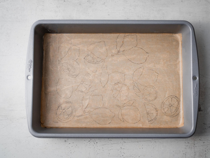 foremka z wyłożonym na spodzie papierem do pieczenia z rysunkiem