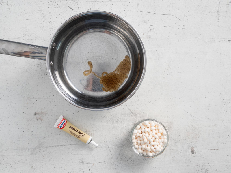 W garnku woda i pasta z wanilią. W miseczce kulki tapioki.