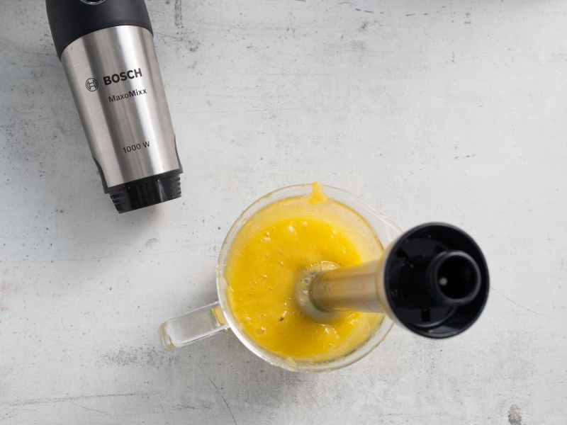 Blendowanie świeżego mango.