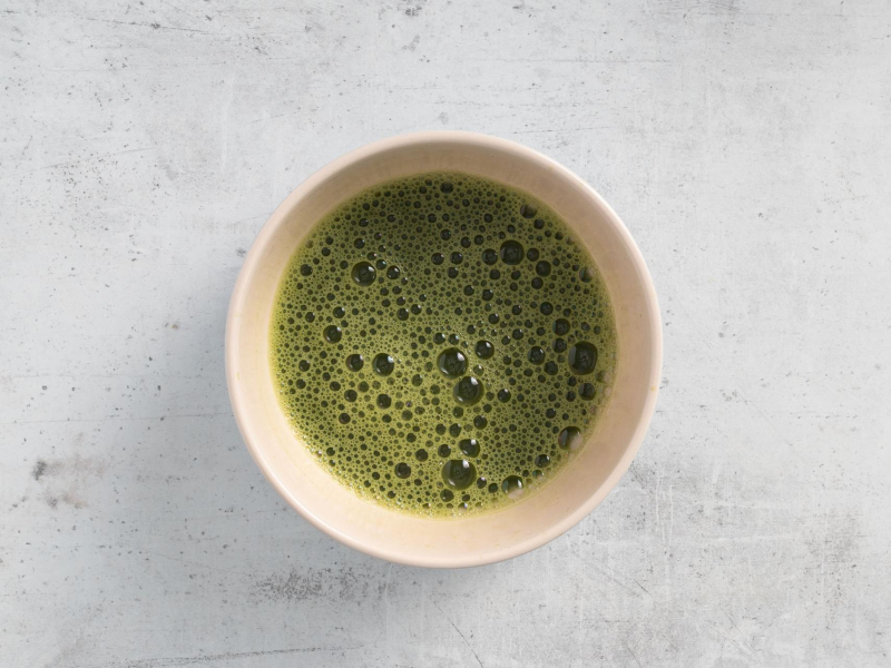 Rozmieszana herbata matcha w miseczce.