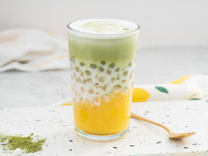 Gotowe bubble tea z tapioką, mango i  matchą.