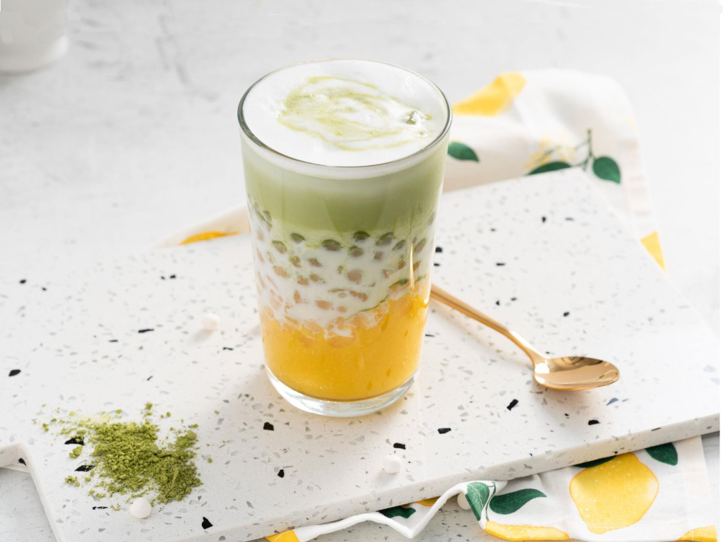 Matcha bubble tea z mango, kulkami tapioki i mlekiem migdałowym - Wszystkiego Słodkiego