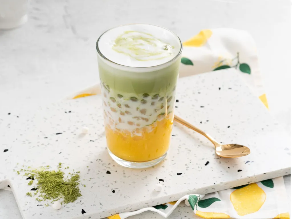 Matcha bubble tea z mango, kulkami tapioki i mlekiem migdałowym - Wszystkiego Słodkiego