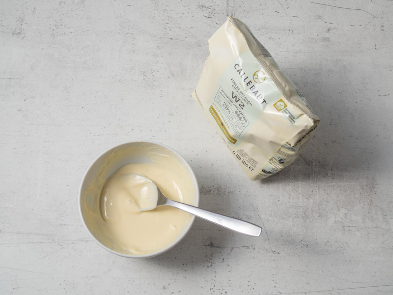 roztopiona biała czekolada Callebaut w miseczce