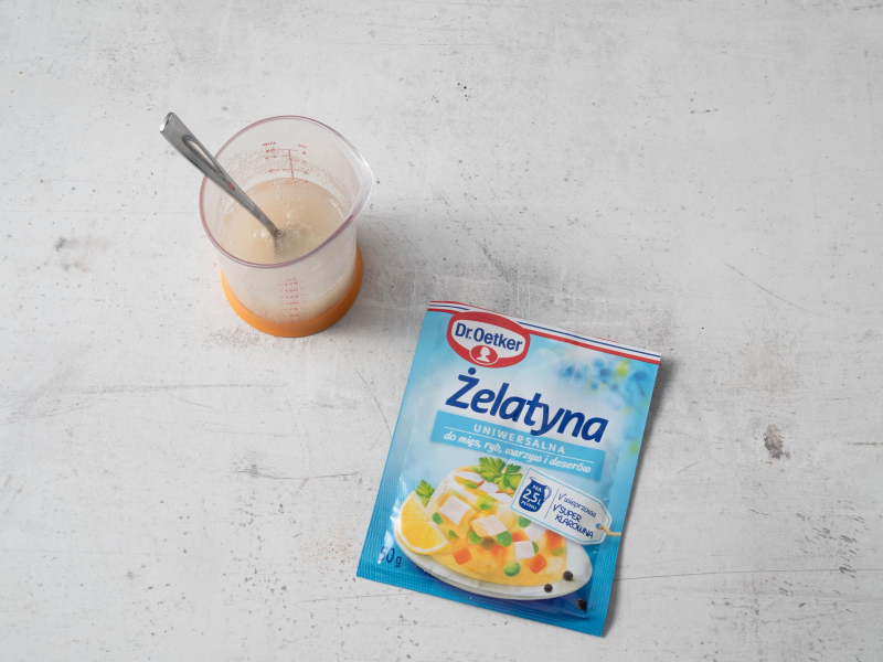 w naczyniu namoczona żelatyna uniwersalna dr. oetkera
