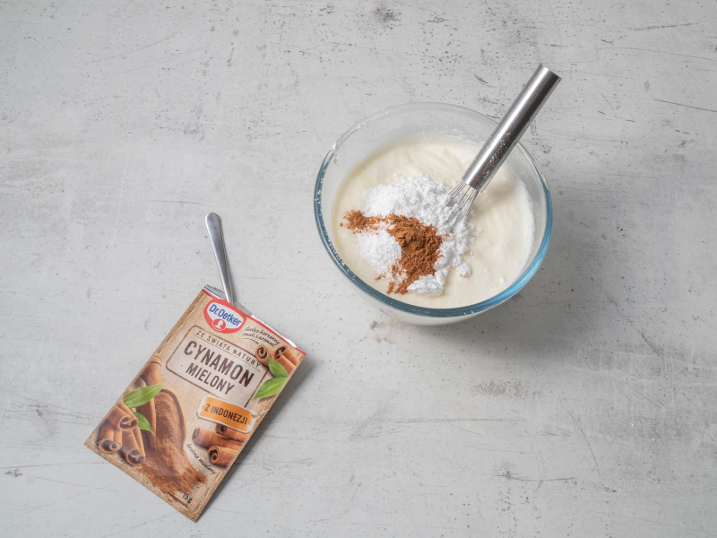 miseczka ze składnikami do sernika cynamonowego, obok cynamon mielony Dr. Oetkera