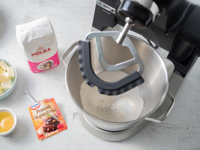 w misie robota mąka obok proszek do pieczenia dr. oetkera