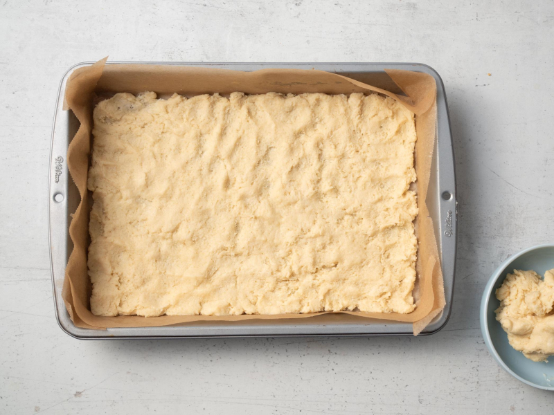 w formie wyłożony spód do ciasta