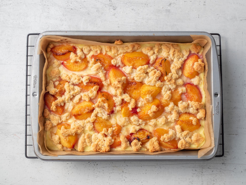 ciasto z budyniem i brzoskwiniami na kratce do studzenia