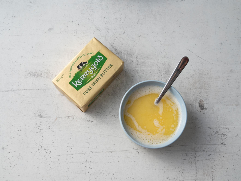 rozpuszczone masło kerrygold w miseczce