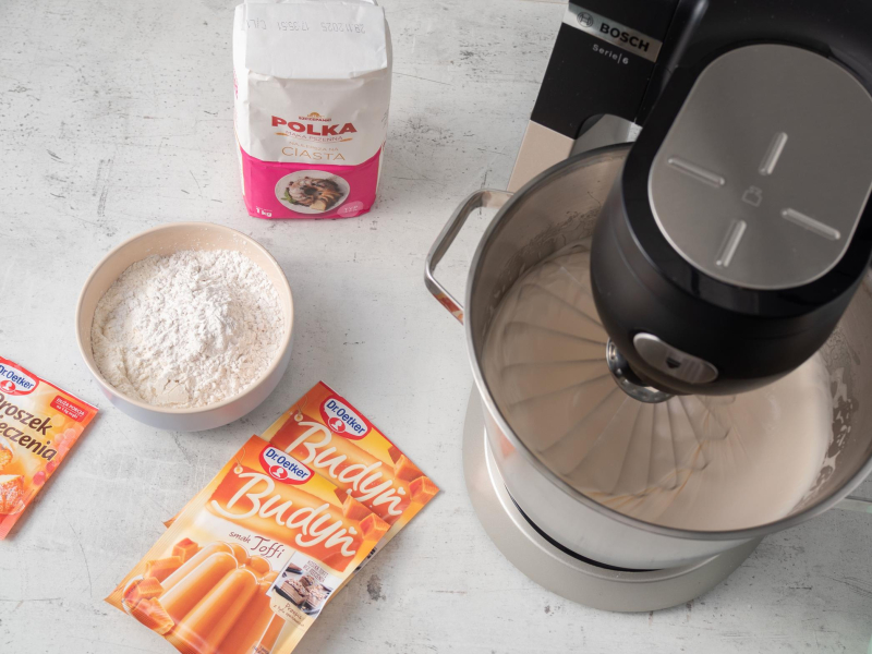 na blacie budynie toffi i proszek do pieczenia z mąką do biszkoptu toffi