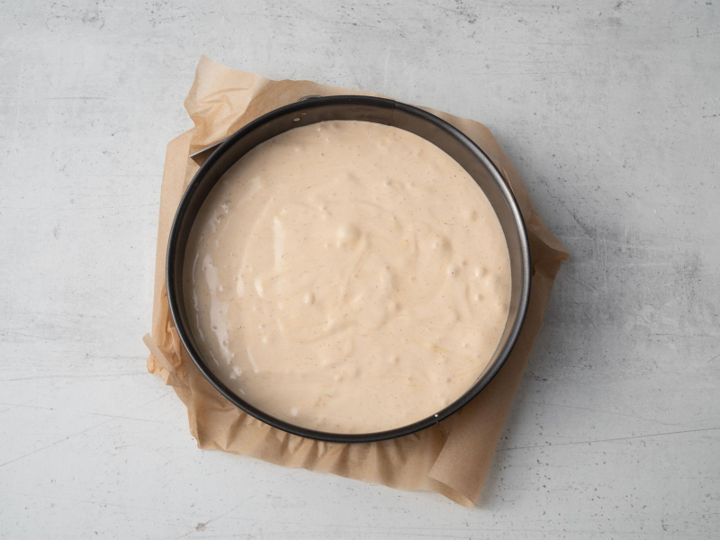 w tortownicy biszkopt toffi przed pieczeniem