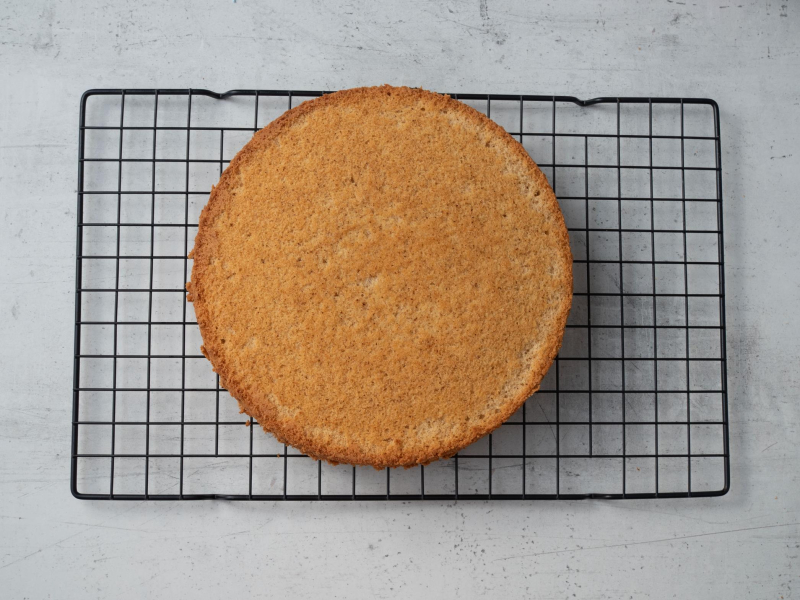 na kratce upieczony biszkopt o smaku toffi