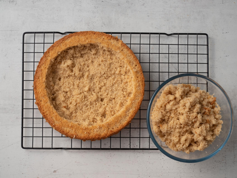 na kratce wykrojony spód biszkoptu do ciasta kopiec shreka