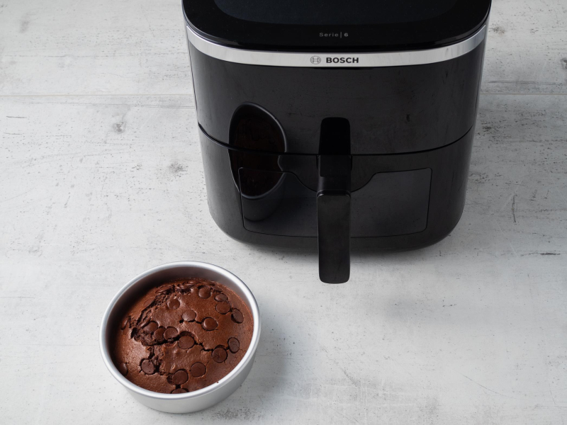 Upieczone ciasto czekoladowe z airfryera.