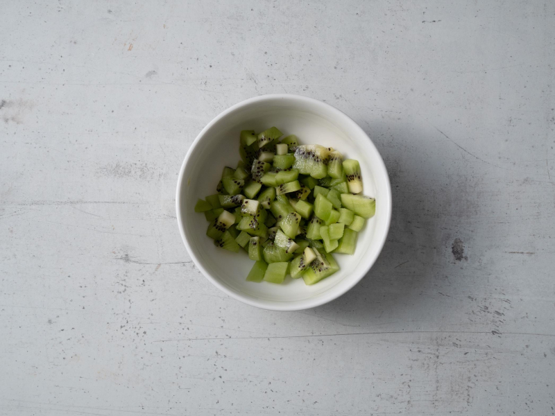 w miseczce pokrojone na kawałki kiwi