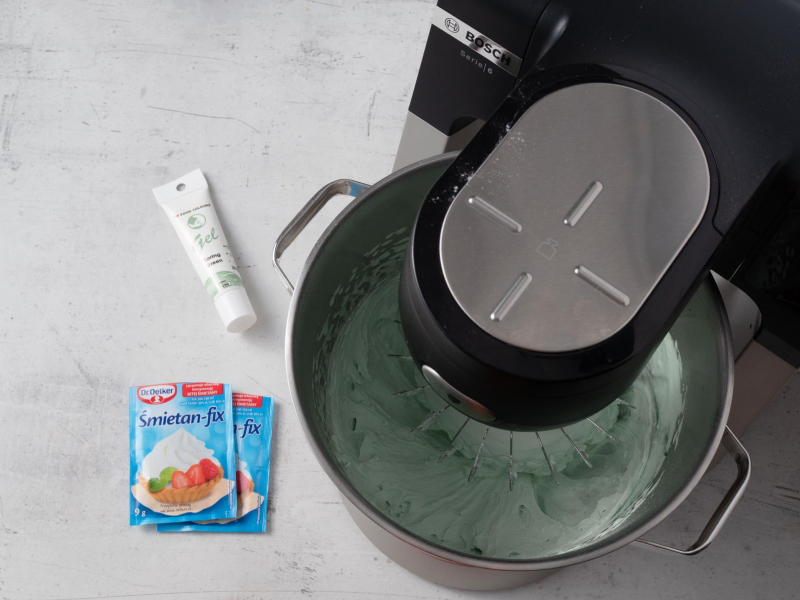 w misie robota bosch ubijany zielony krem z barwnikiem