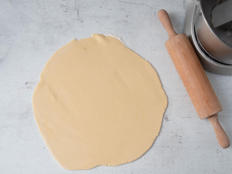 rozwałkowane na blacie ciasto kruche na tarte