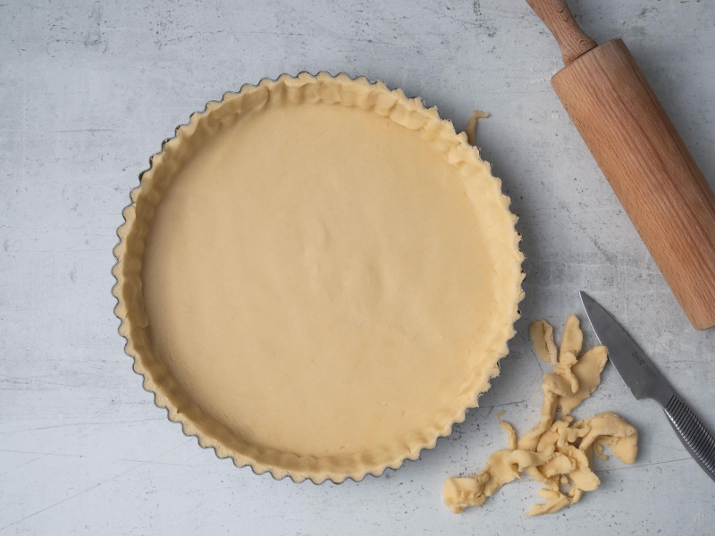 w formie do pieczenia tarty wyłożone ciasto przed pieczeniem