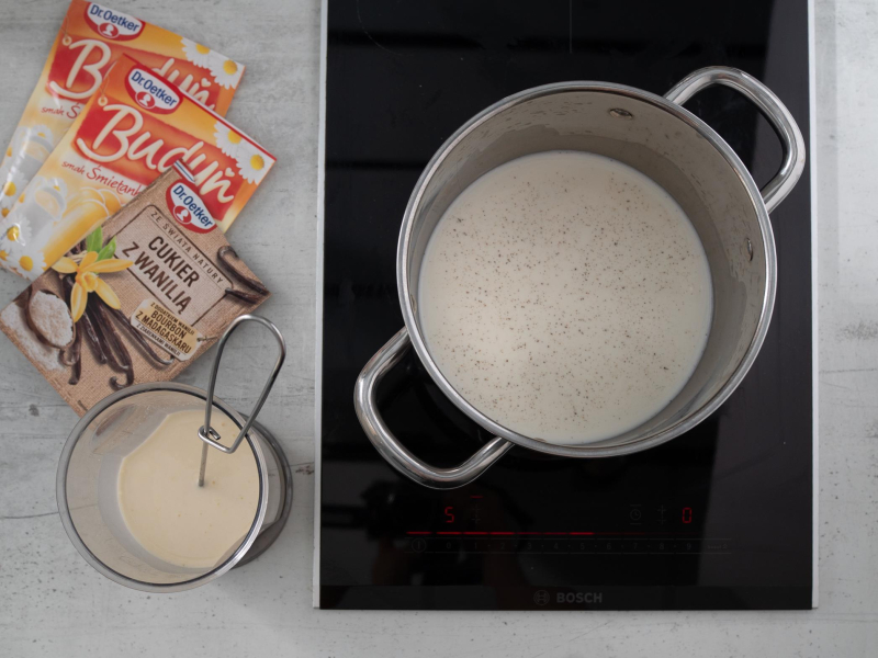 w garnku mleko do ugotowania budyniu dr. oetkera