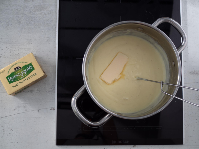 w garnku ugotowany budyń z masłem kerrygld