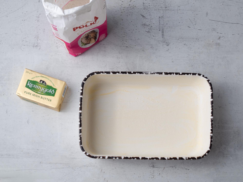 naczynie do zapikania obok masło kerrygold i mąka polka