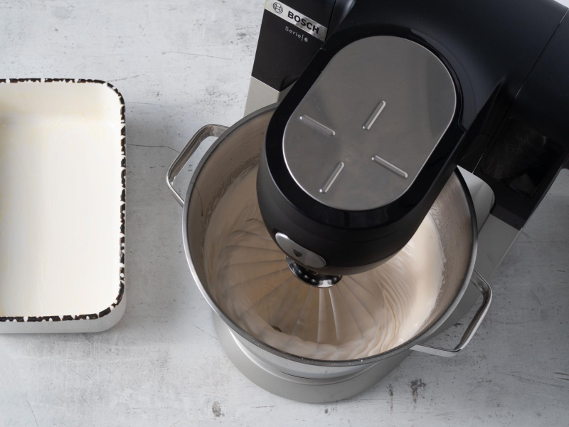 w robocie kuchennym bosch ubijane jajka obok naczynie do zapiekania