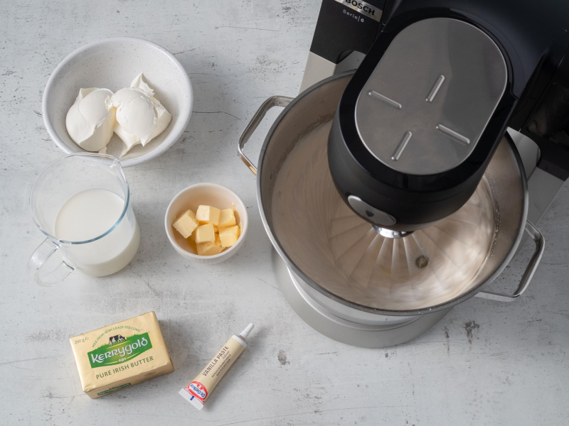 na blacie robot i składniki do clafoutis