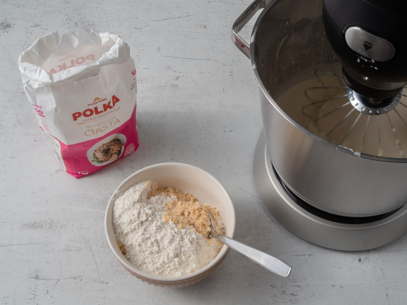 w miseczce mąka i mąką migdałowa obok mąka polka obok robot z ciastem na clafoutis