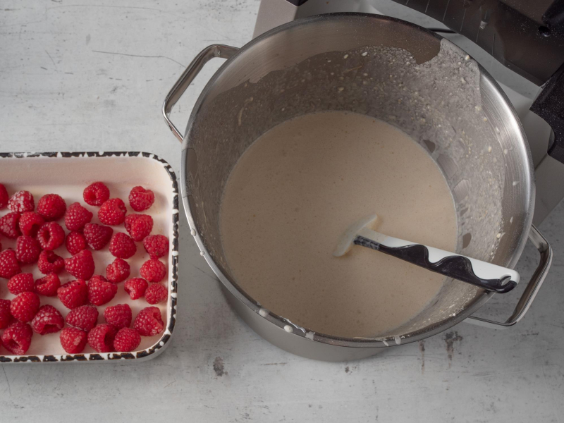 naczynie z wyłożonymi malinami obok robot z ciaterm