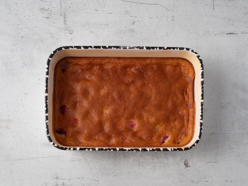 w naczyniu upieczone clafoutis z malinami