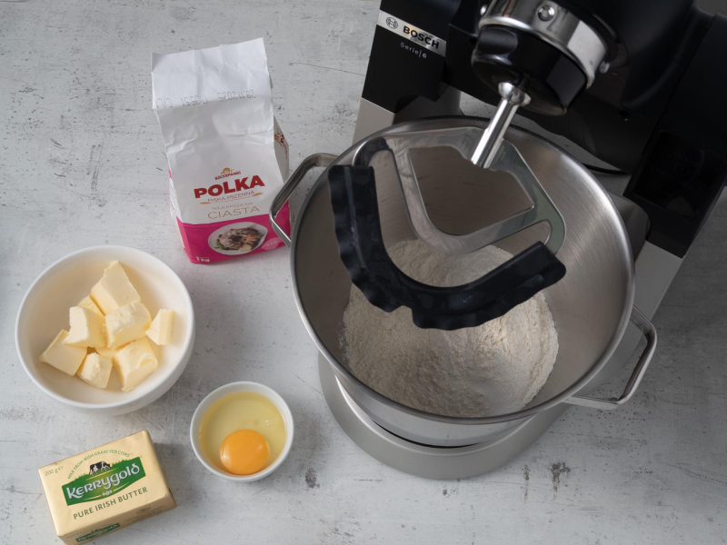 na blacie kuchennym składniki na kruche ciasto na tartę