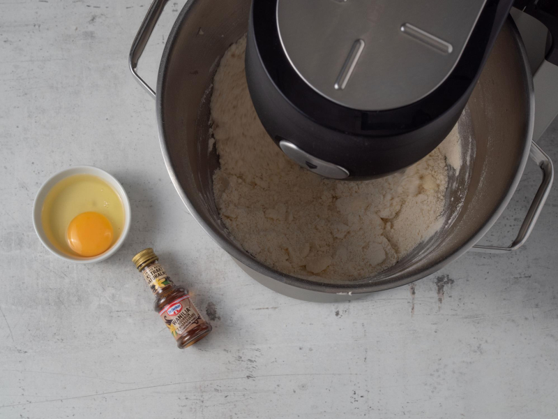 na blacie ekstrakt z wanilii dr oetkera, jajko i robot kuchenny bosch z kruszonką