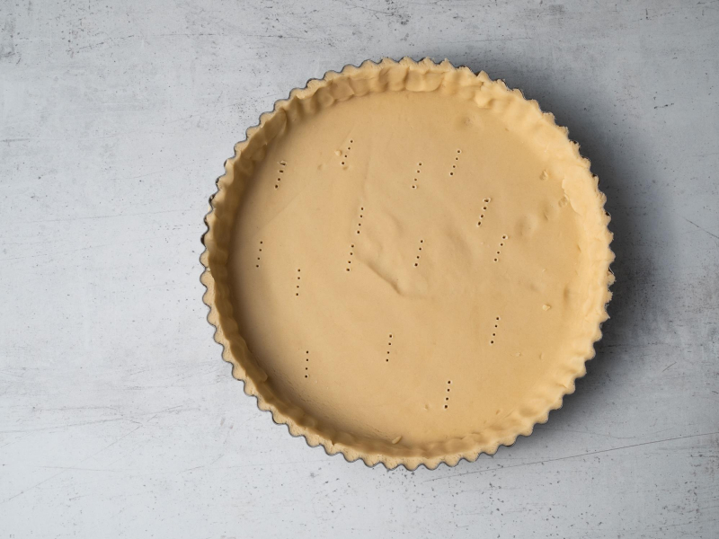 nieupieczony spód tarty w foremce