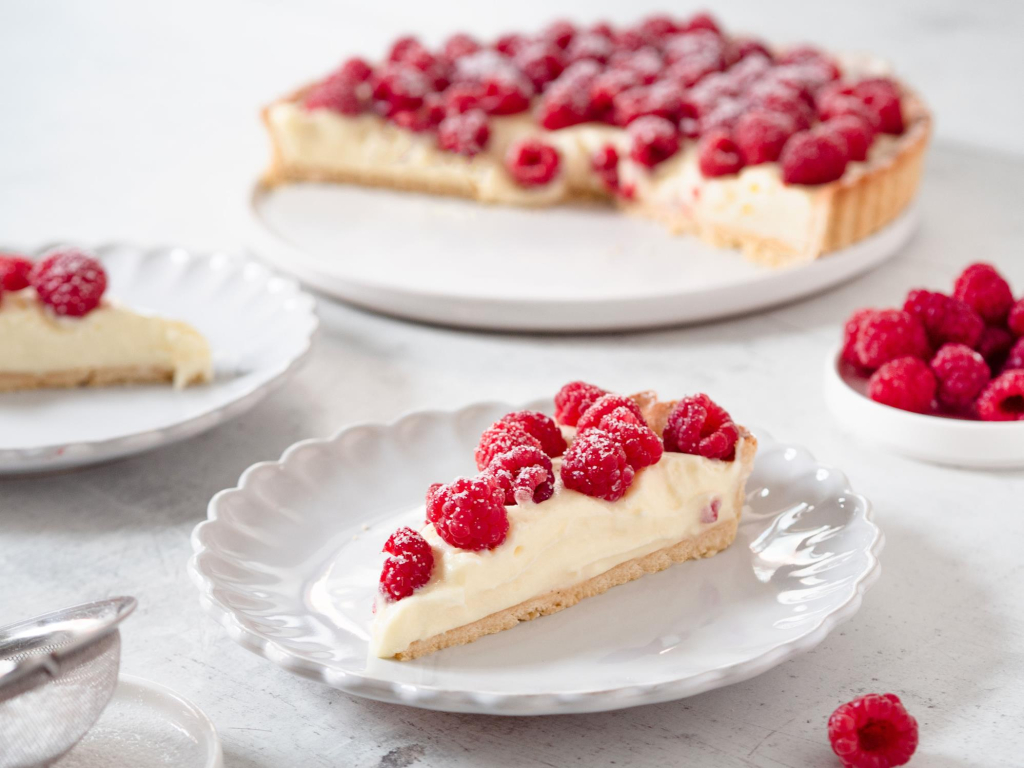 tarta z malinami i kremem budyniowym