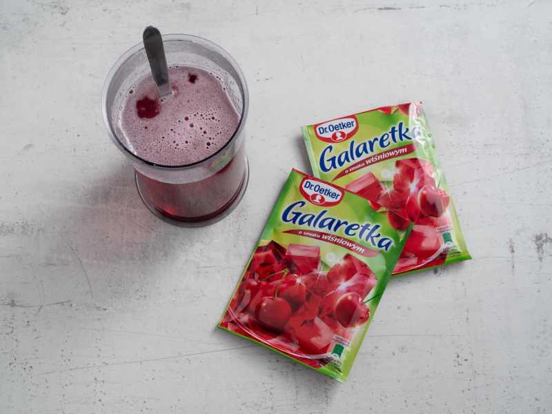 Wrzątek w garnku i dwie galaretki wiśniowe Dr. Oetkera