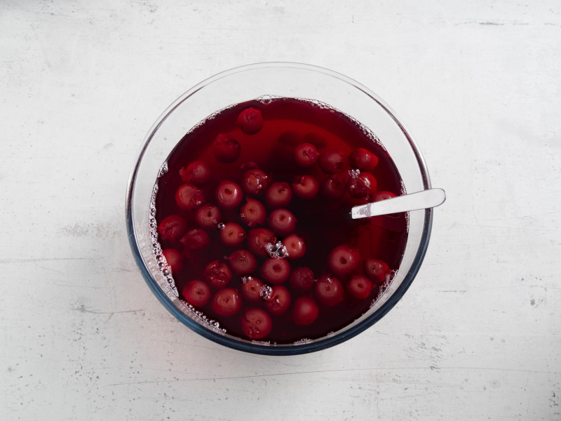 w misce szklanej galaretka z wiśniami