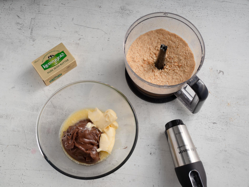 w misce masło Kerrygold z nutellą obok pokruszone suchary w malakserze