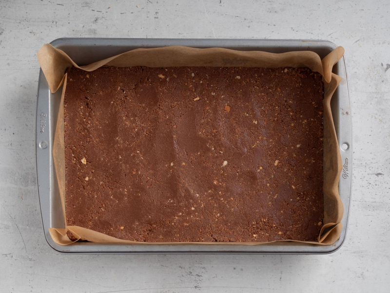 Masa sucharkowo-czekoladowa wyłożona na blaszce z papierem do pieczenia