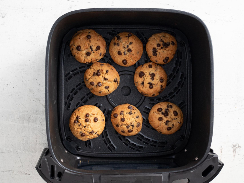 Upieczone ciasteczka cookies z czekoladą w airfryerze.