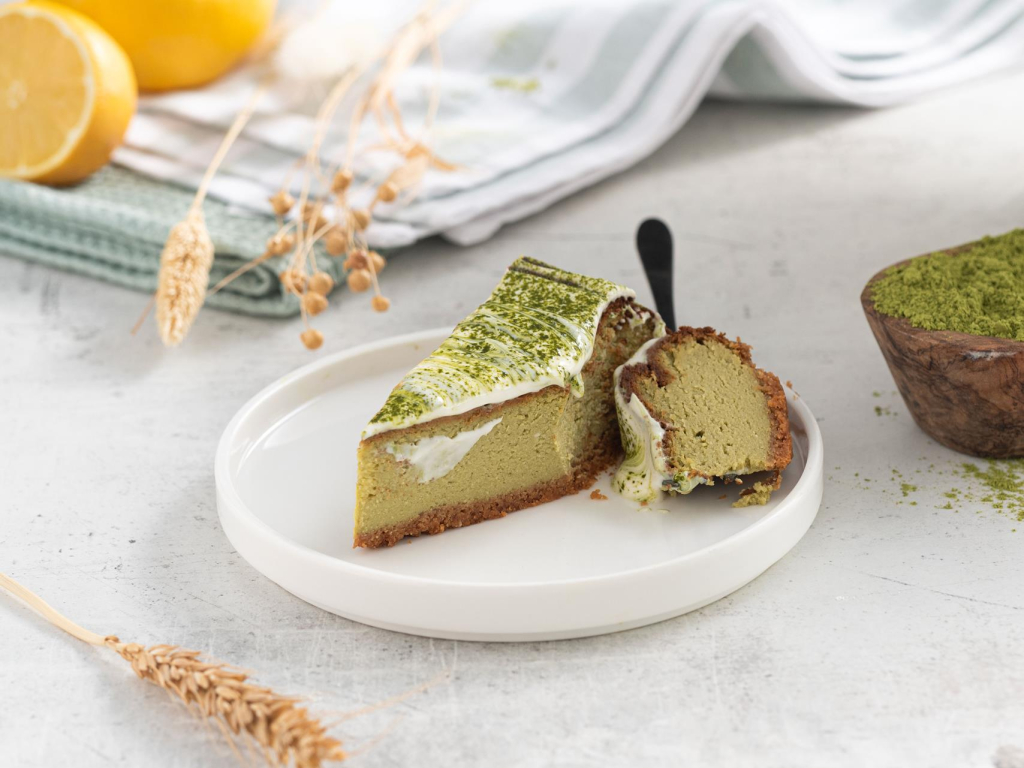 Kawałek sernika matcha z polewą - przepis Wszystkiego Słodkiego