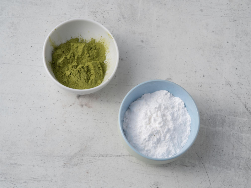 w miseczkach sproszkowana matcha i cukier puder