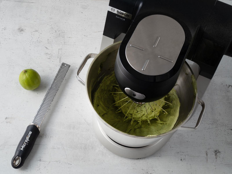 w robocie Bosch krem matcha, obok tarka do skórki limonki