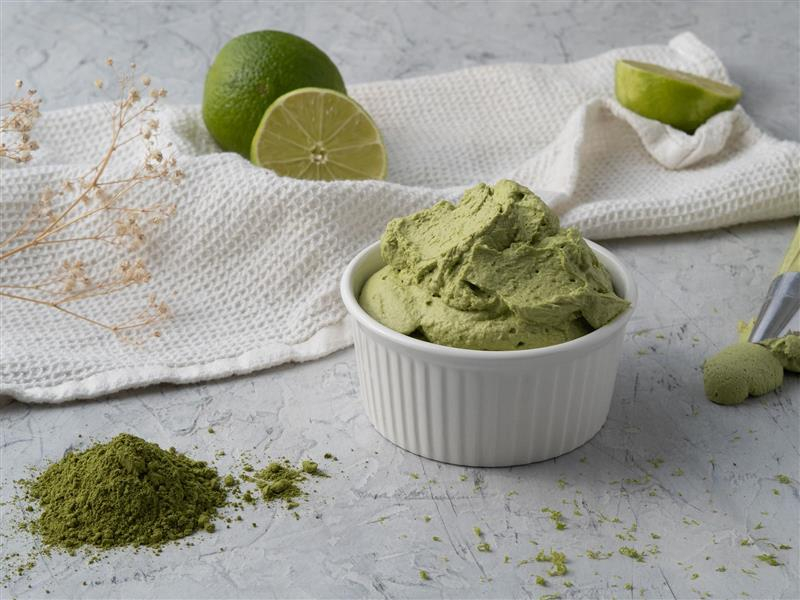 krem matcha do tortu w białej kokilce